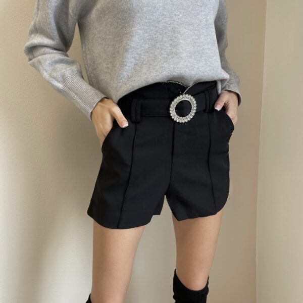 Šortai su žėrinčiu diržu