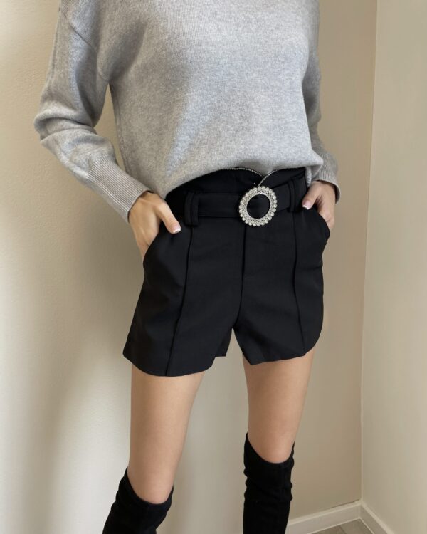 Šortai su žėrinčiu diržu