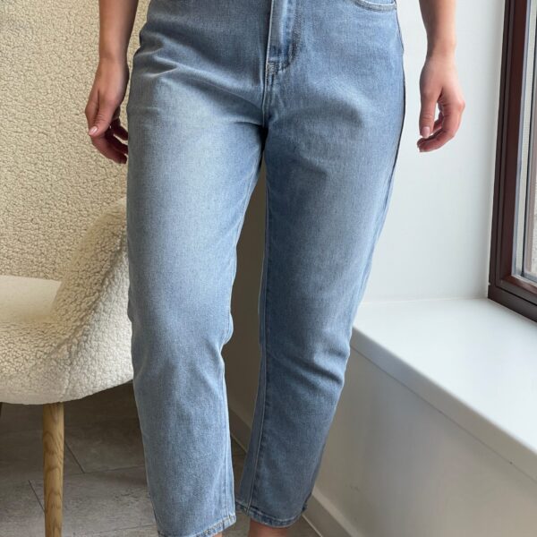 Šviesiai mėlyni džinsai