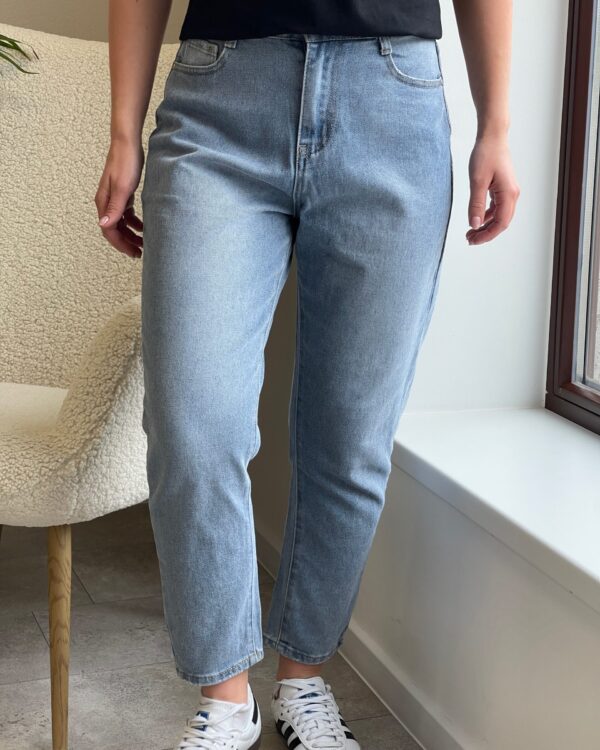 Šviesiai mėlyni džinsai