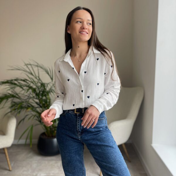 Marškiniai su tamsiomis širdelėmis