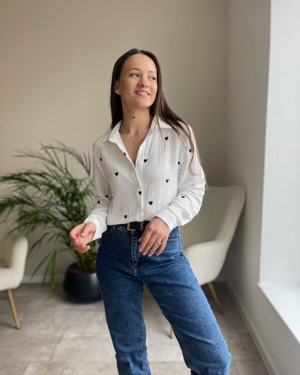 Marškiniai su tamsiomis širdelėmis