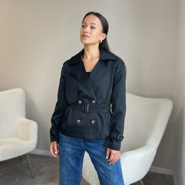 Trumpas juodas lietpaltis