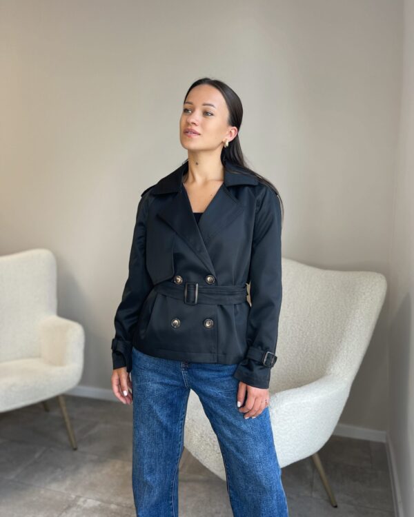 Trumpas juodas lietpaltis