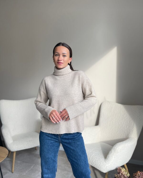 Kreminės spalvos megztinis aukštu kaklu