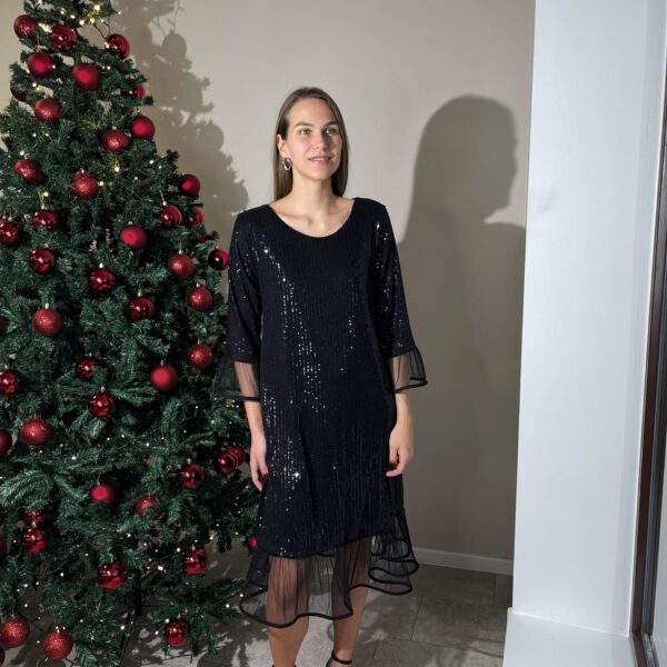 Žėrinti juoda suknelė su tiuliu