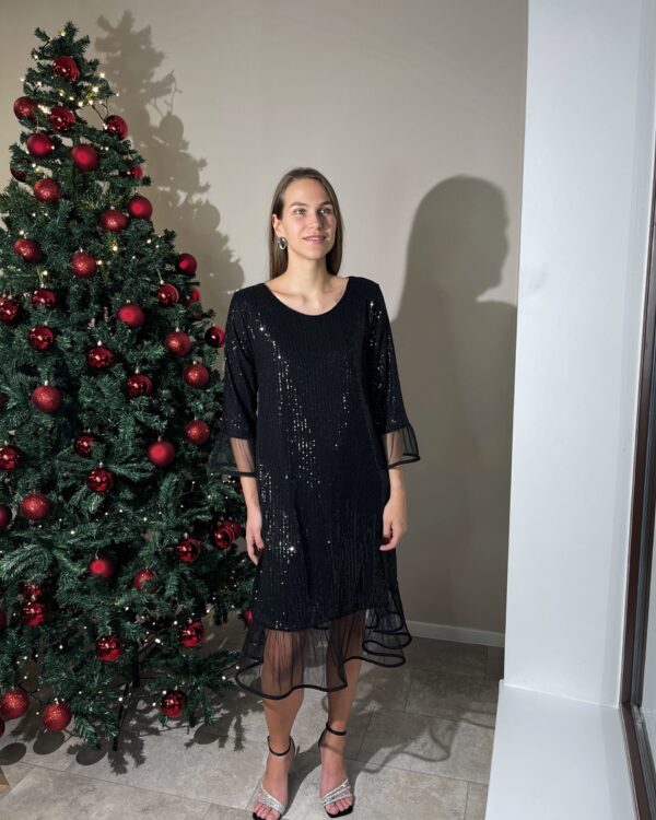 Žėrinti juoda suknelė su tiuliu