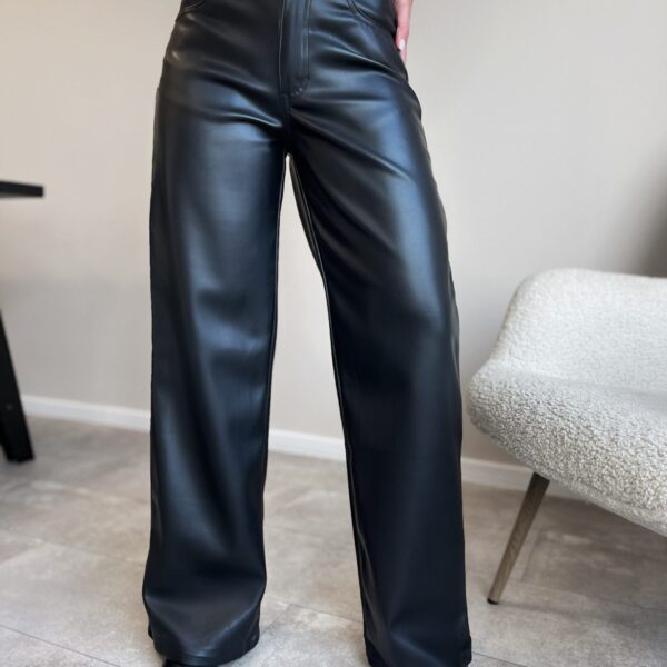 Juodos plačios eco odos kelnės  “Dad fit”