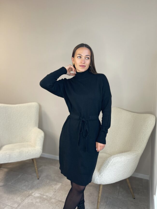 Juoda suknelė su surišamu dirželiu