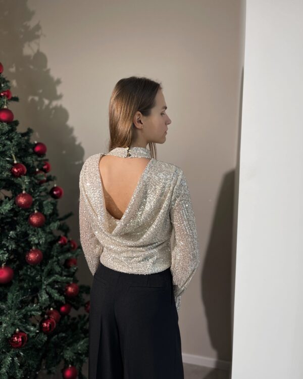 Beige žėrinti palaidinė atvira nugara