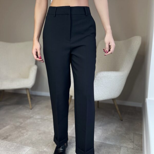 Klasikinės kelnės atlenktomis apačiomis