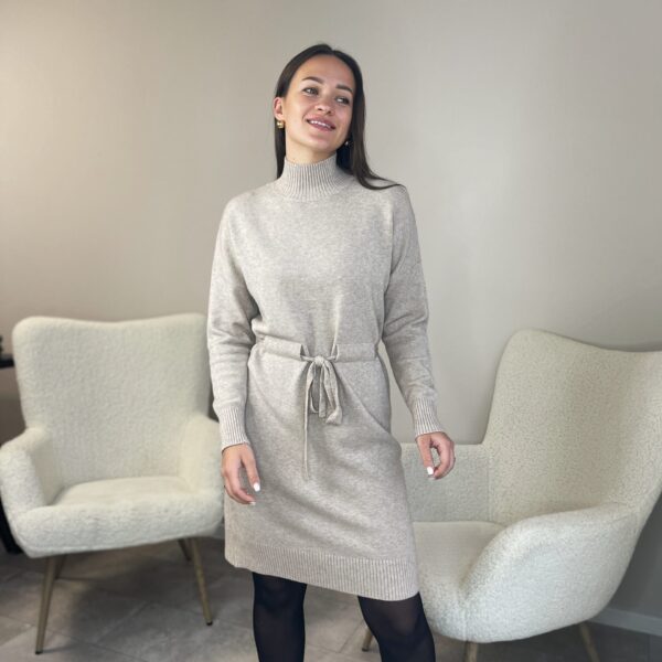 Kreminė suknelė su surišamu dirželiu