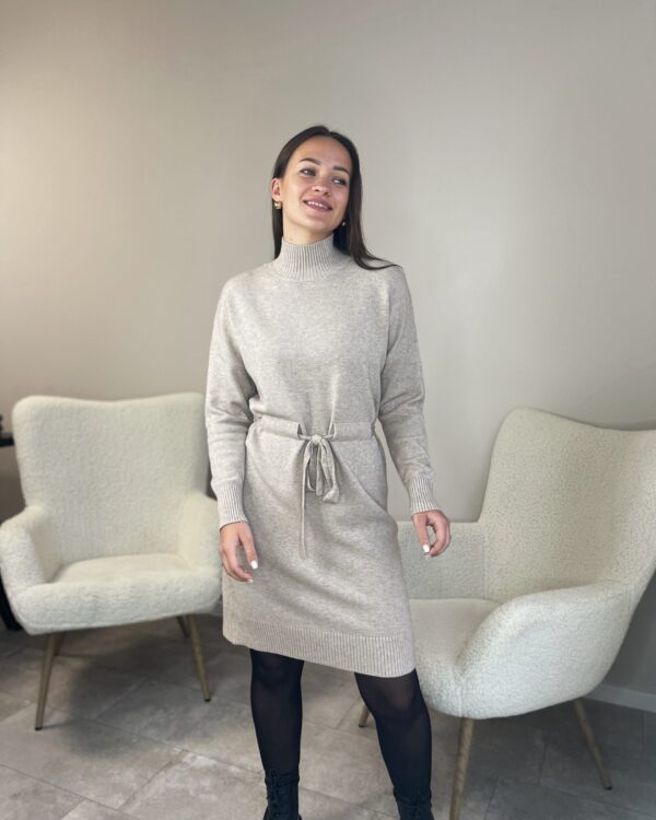 Kreminė suknelė su surišamu dirželiu