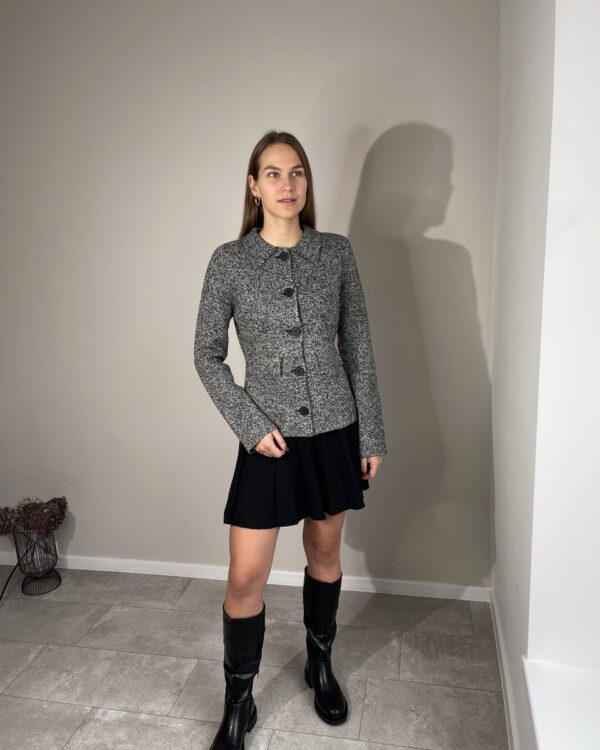 Įliemenuotas megztinis su sagomis “Black”