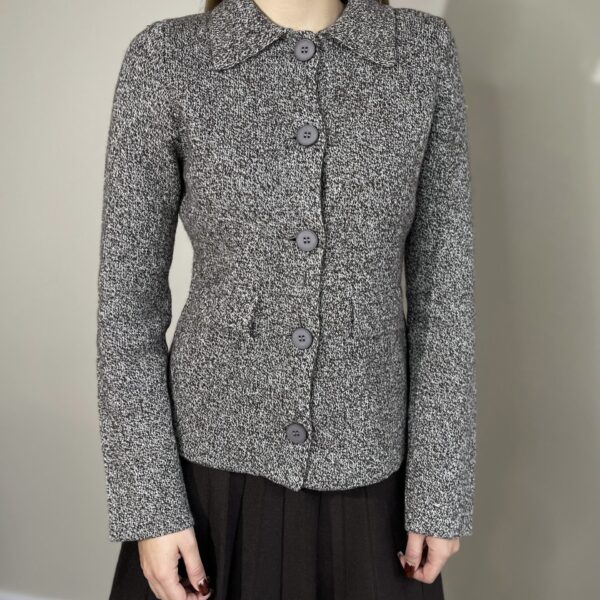 Įliemenuotas megztinis su sagomis “Brown”