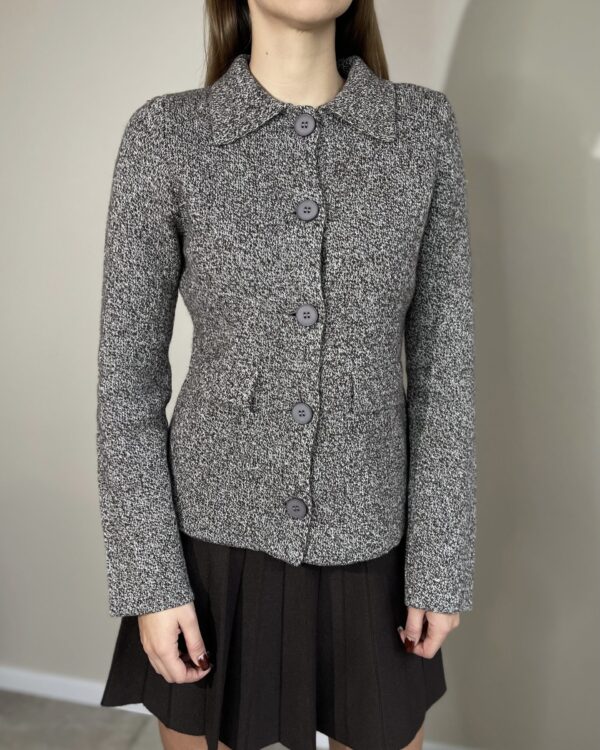 Įliemenuotas megztinis su sagomis “Brown”