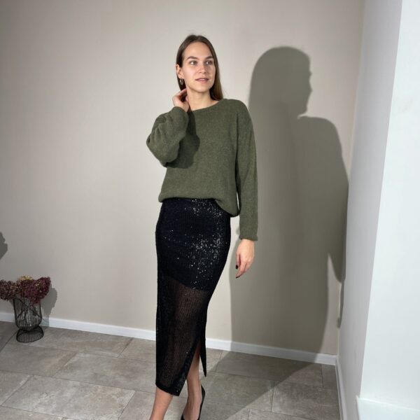 Žėrintis sijonas su trumpintu pasijoniu