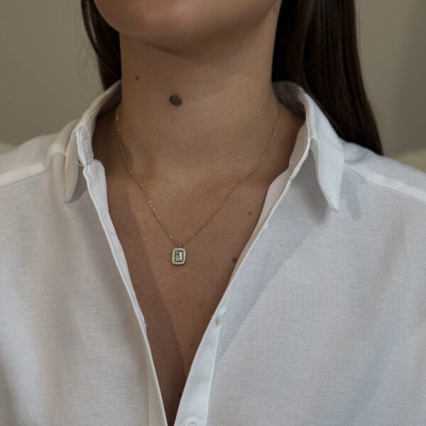 Vienguba grandinėlė su stačiakampiu pakabuku ir viduryje akutėmis “Gold”