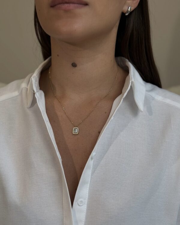 Vienguba grandinėlė su stačiakampiu pakabuku ir viduryje akutėmis “Gold”