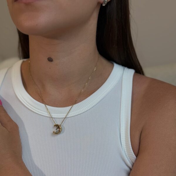 Vienguba grandinėlė su C pakabuku ir viduryje akute “Gold”