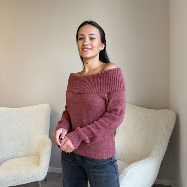 Megztinis atvirais pečiais “Lio”