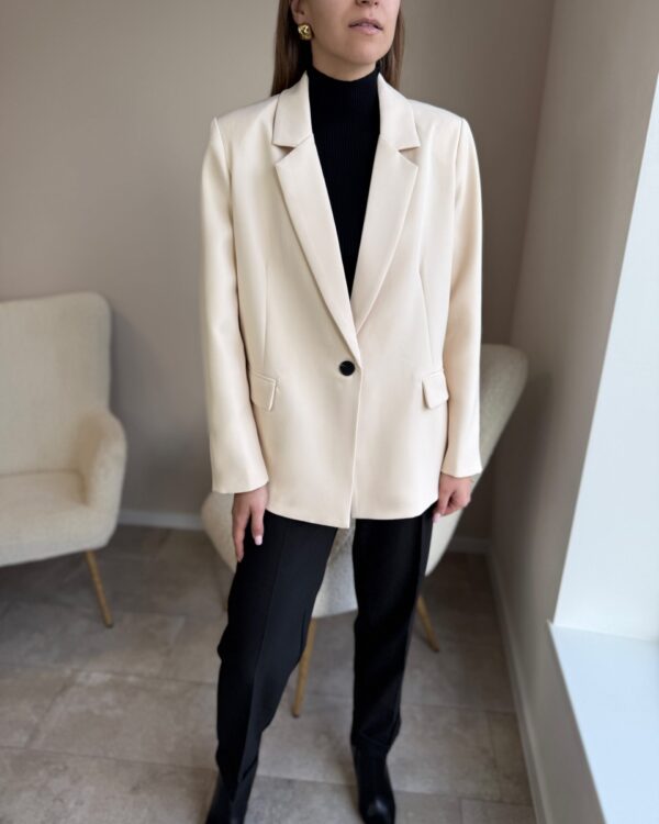 Oversize stiliaus kreminis švarkas