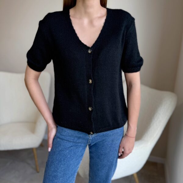 Bazinis megztinis su sagomis “Black”