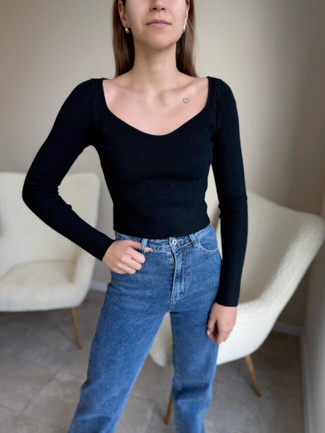 Juodas megztinis “Crop”