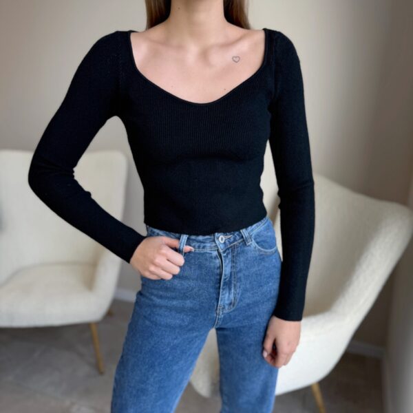 Juodas megztinis “Crop”