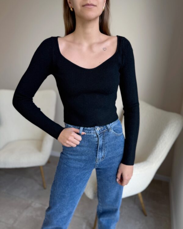 Juodas megztinis “Crop”