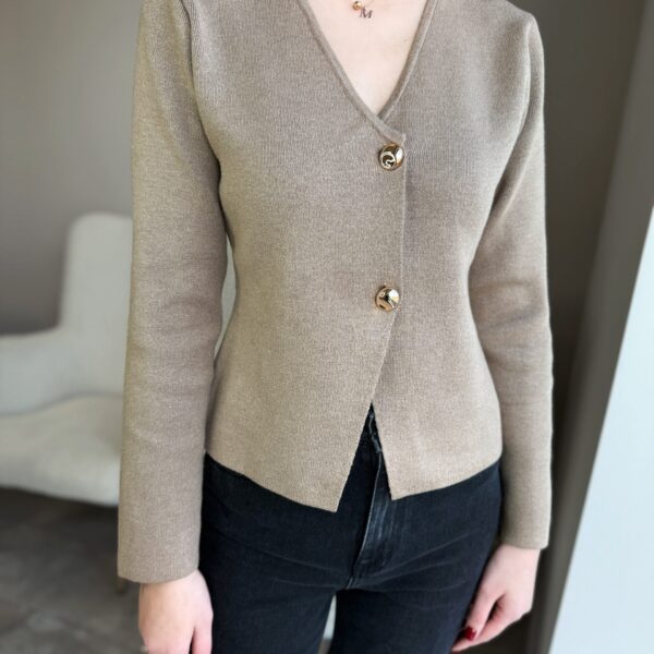 Kreminis megztinis su auksinėmis sagomis