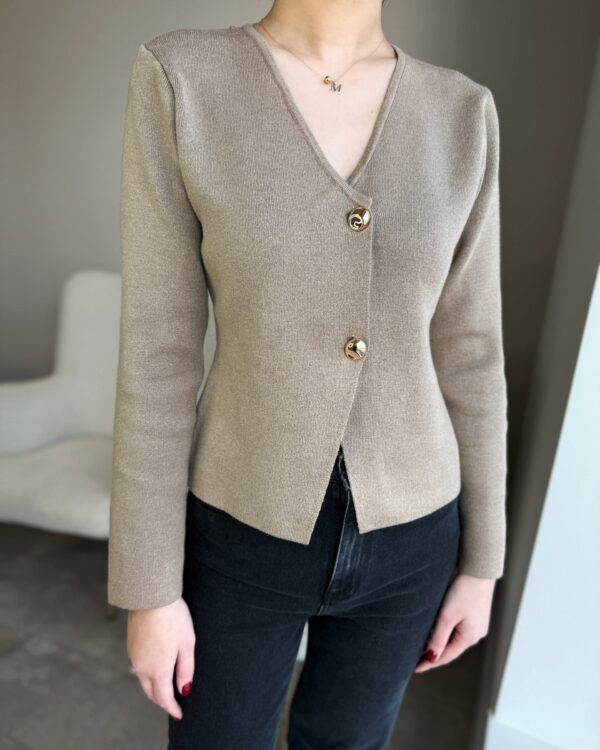 Kreminis megztinis su auksinėmis sagomis