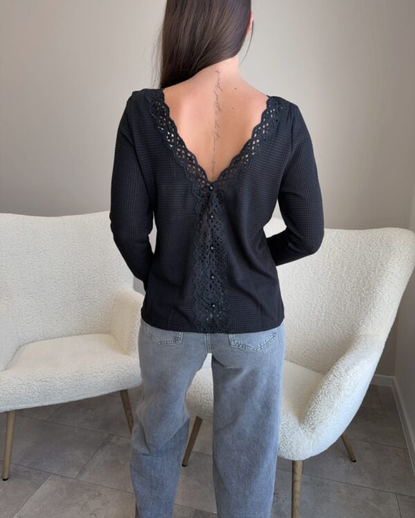 Juoda palaidinė atvira nugara