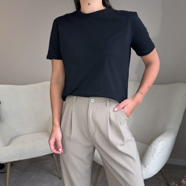 Juodi medvilniniai marškinėliai