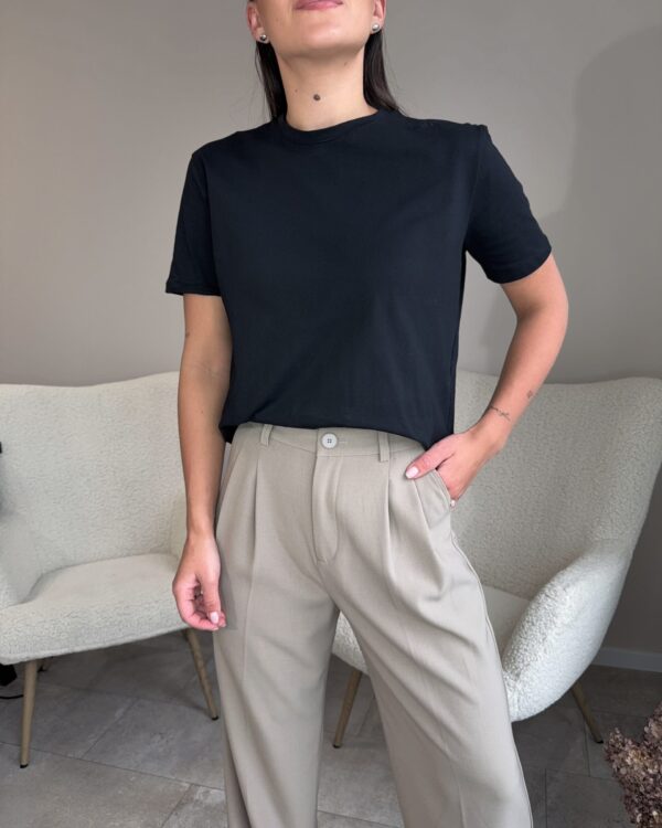 Juodi medvilniniai marškinėliai