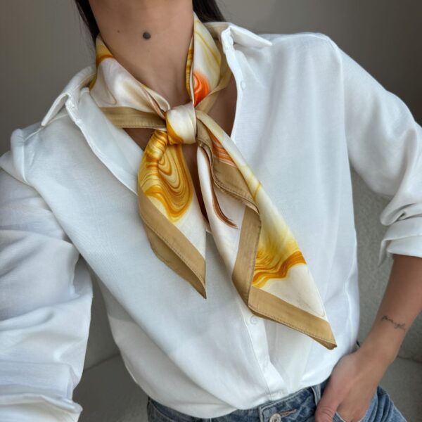 Moteriška geltona skara