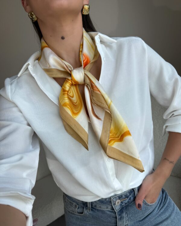 Moteriška geltona skara