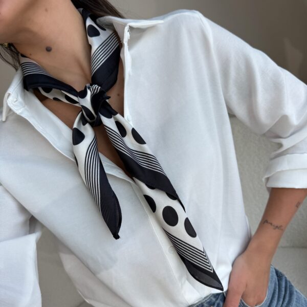 Moteriška taškuota skara