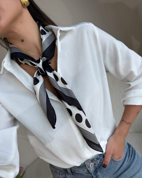 Moteriška taškuota skara