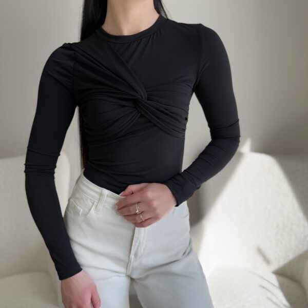 Juoda aptempta palaidinė ilgomis rankovėmis