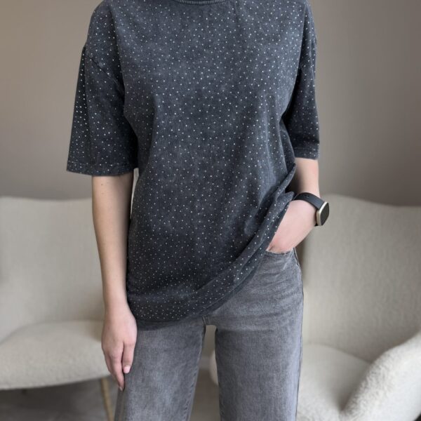 Marškinėliai su žėrinčiomis akutėmis