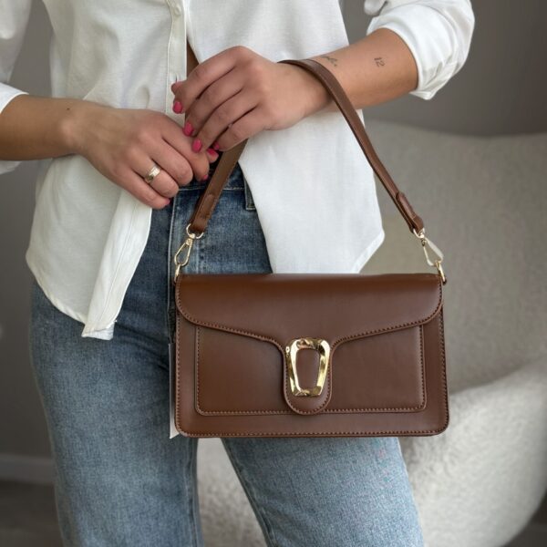 Ruda rankinė su auksiniu užsegimu