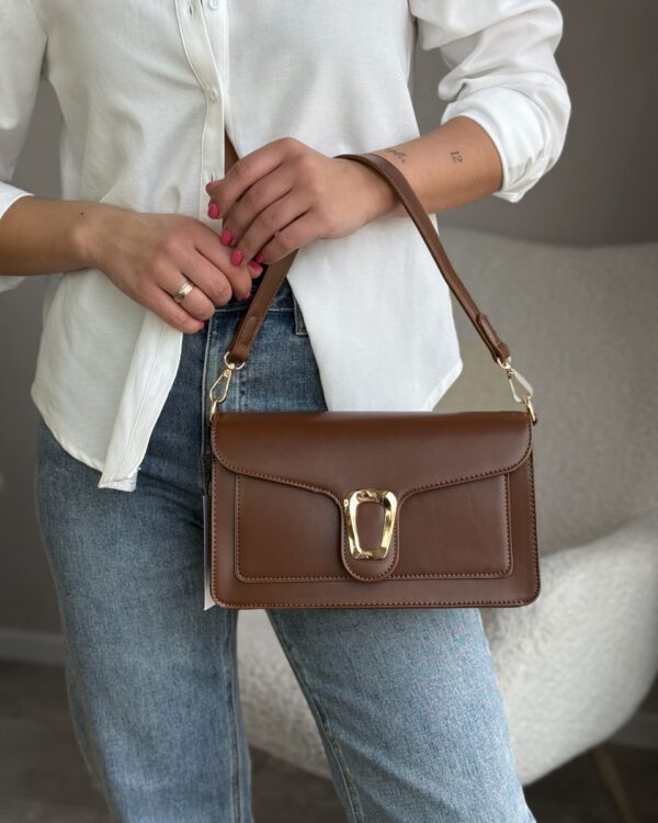 Ruda rankinė su auksiniu užsegimu