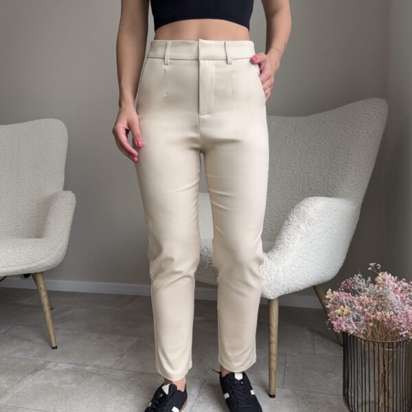 Klasikinės kreminės siaurėjančios kelnės