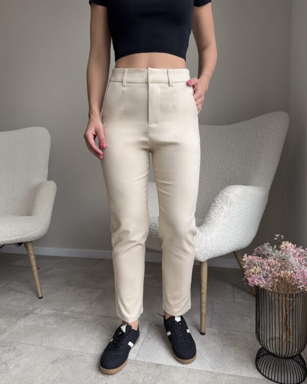 Klasikinės kreminės siaurėjančios kelnės