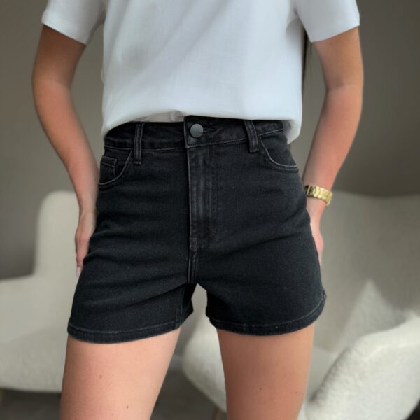 Juodi džinsiniai šortai