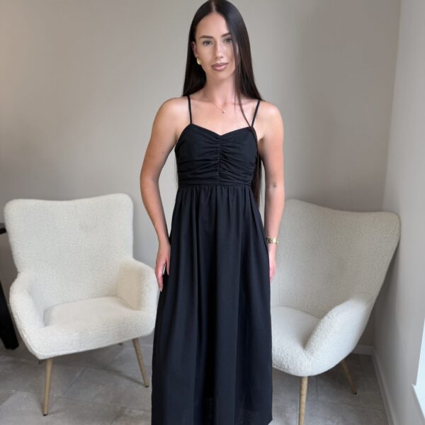 Juoda suknelė atvira nugara