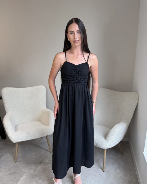 Juoda suknelė atvira nugara