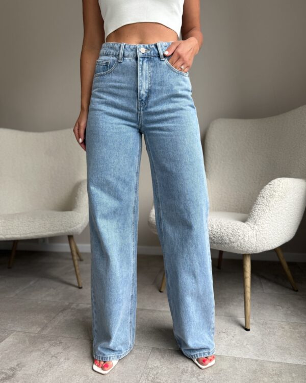 Platėjantys mėlynos spalvos džinsai