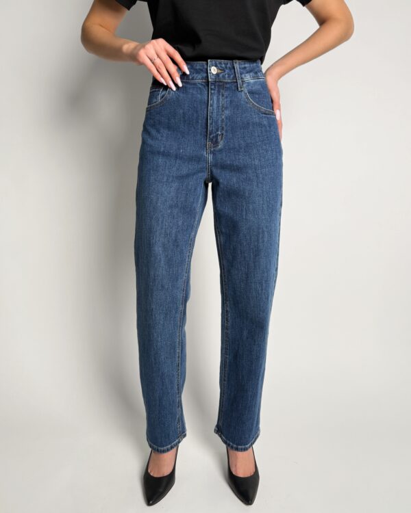 Tamsiai mėlyni tamprūs džinsai